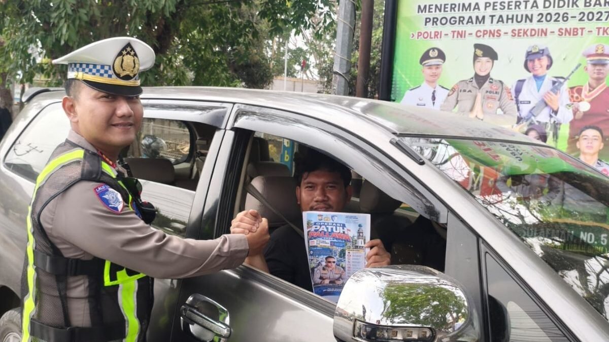 Satlantas Polres Bone menyosialisasikan Operasi Patuh Pallawa 2026 kepada pengendara mobil.