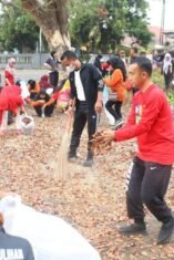 Bupati Bone dan warga menyapu serta mengumpulkan daun kering dalam kegiatan kerja bakti menuju Adipura 2026.