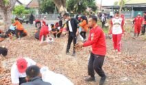 Bupati Bone dan warga menyapu serta mengumpulkan daun kering dalam kegiatan kerja bakti menuju Adipura 2026.