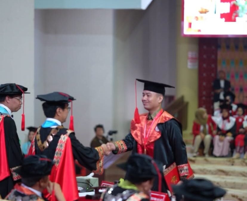 Andi Alif Raihan Analta, wisudawan terbaik Unhas asal Kabupaten Bone, saat mengikuti prosesi wisuda.