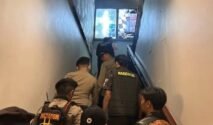 Personel Polres Bone melakukan pemeriksaan di lokasi sasaran Operasi Sarang Narkoba di Kabupaten Bone.