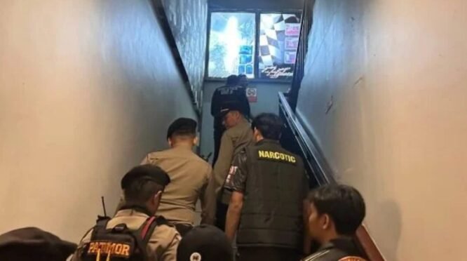 Personel Polres Bone melakukan pemeriksaan di lokasi sasaran Operasi Sarang Narkoba di Kabupaten Bone.