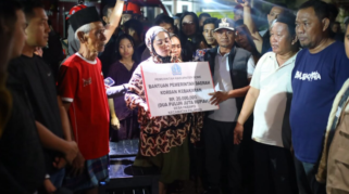Kebakaran Dua Rumah di Passippo, Bupati Bone Salurkan Bantuan Rp20 Juta dan Bedah Rumah