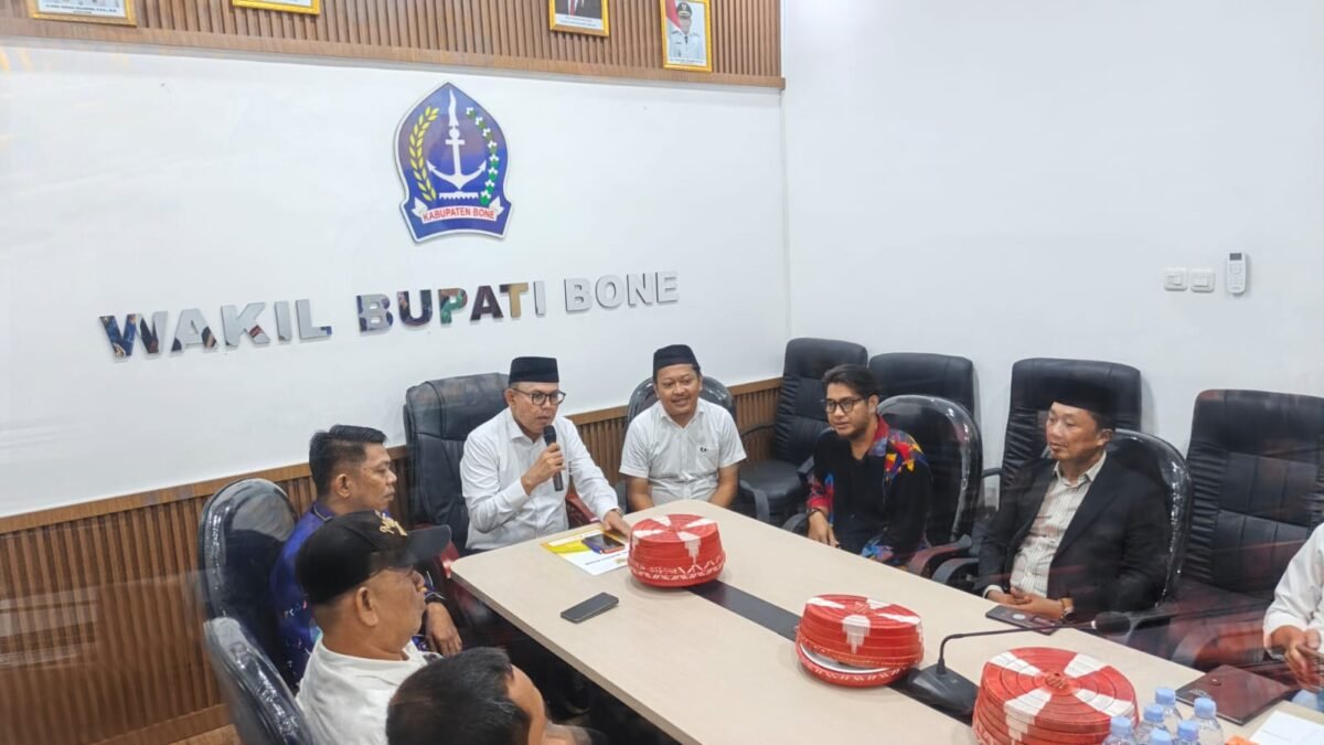 Wakil Bupati Bone dan Ketua KPU Bone dalam pertemuan di Kantor Bupati Bone terkait penghargaan KPU dan dukungan pembangunan kantor.