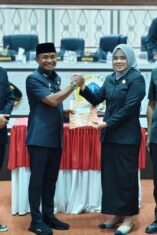 upati Bone bersama pimpinan dan anggota DPRD Kabupaten Bone dalam rapat paripurna.