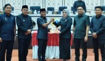 upati Bone bersama pimpinan dan anggota DPRD Kabupaten Bone dalam rapat paripurna.