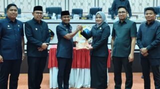 upati Bone bersama pimpinan dan anggota DPRD Kabupaten Bone dalam rapat paripurna.