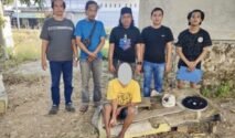Tim Opsnal III Reskrim Polsek Tanete Riattang bersama terduga pelaku dugaan penganiayaan yang diamankan polisi.