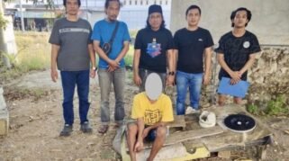 Tim Opsnal III Reskrim Polsek Tanete Riattang bersama terduga pelaku dugaan penganiayaan yang diamankan polisi.