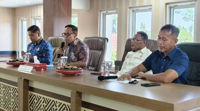 Wakil Bupati Bone Andi Akmal Pasluddin memimpin rapat persiapan PORPROV XVIII Sulawesi Selatan di Kantor Bupati Bone, Kamis 1 Oktober 2026.