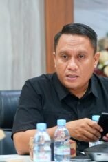 Andi Winarno Eka Putra membahas kegiatan Jalan Sehat Anti Mager Sulsel di Makassar.