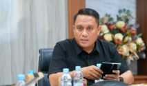 Andi Winarno Eka Putra membahas kegiatan Jalan Sehat Anti Mager Sulsel di Makassar.