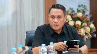 Andi Winarno Eka Putra membahas kegiatan Jalan Sehat Anti Mager Sulsel di Makassar.
