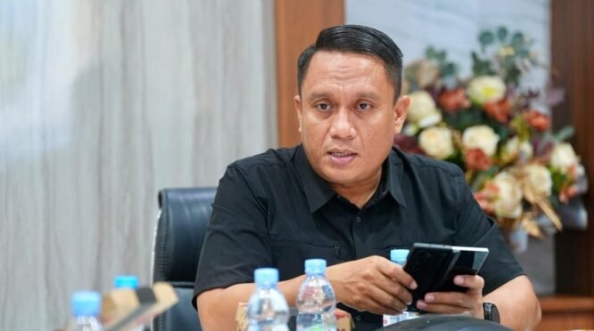 Andi Winarno Eka Putra membahas kegiatan Jalan Sehat Anti Mager Sulsel di Makassar.